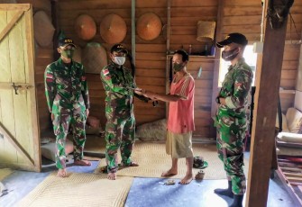 Satgas Pamtas RI-MLY Yonif 407/PK Pos Merakai Panjang menerima 1 pucuk senjata laras panjang jenis Lantak secara sukarela dari masyarakat Dusun Kedang Baru, Desa Merakai Panjang, Kecamatan Puring Kencana, Kabupaten Kapuas Hulu, Kalbar. Sabtu (06/02/2021).