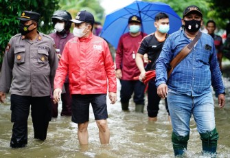 Bupati Haryanto Tinjau Langsung Warga Terdampak Banjir 