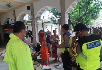 Polsek Brangsong, Koramil Brangsong, BPBD Kabupaten Kendal serta ORARI memberikan bantuan kepada warga terdampak berupa sembako 