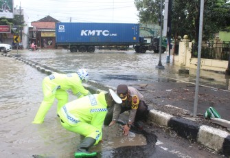 Kapolres Kendal AKBP Raphael Sandhy Cahya Priambodo, S.I K. menutup lubang-lubang yang ada digenangan air menggunakan batu-batu agar tidak menyebabkan terjadinya kecelakaan kendaraan bermotor yang melintas dan tidak menyebabkan arus kendaraan tersendat