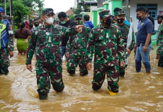 Danrem 071 Wijayakusuma Kolonel Inf Dwi Lagan Safrudin , didampingi Dandim 0736/Batang Letkol Arh Yan Eka Putra bersama Perwira Staf Kodim meninjau lokasi Banjir dan berikan bantuan kemanusiaan untuk warga yang terdampak banjir di Desa Klidang Lor,Kecamatan Batang, Minggu Sore, ( 07/2/2021).