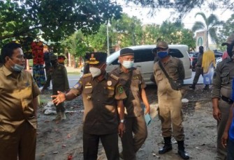 Satpol PP Kota Bengkulu Bersama Dinas Pariwisata Saat Melakukan Penertiban Pedagang di Kawasan Pantai Panjang