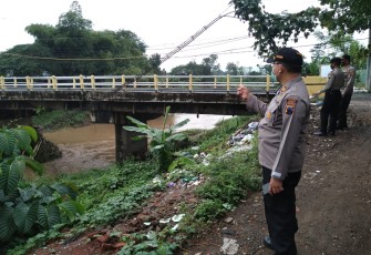 Kapolsek Weleri AKP Miyardi SH. meninjau jembatan sungai Bulanan atau Sungai mati yang amblas