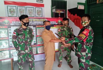 Pos Keladan Satgas Pamtas RI-MLY Yonif 407/PK menerima satu pucuk senjata rakitan jenis Penabur dari Bapak Ingkas (45) yang merupakan warga Dusun Keladan, Desa Sungai Senunuk, Kecamatan Batang Lupar, Kabupaten Kapuas Hulu, Kalbar. Senin (08/02/21)