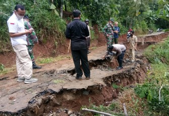 Jalan penghubung antara Dukuh Duren Sari menuju Desa Duren Ombo, Kecamatan Subah, Kabupaten Batang, mengalami amblas pada Senin (8/2/21 )