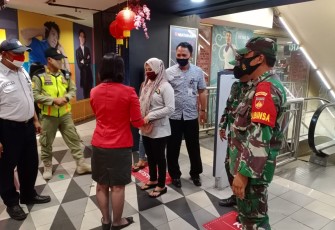 Babinsa Kelurahan Tipes  Koramil 03 Serengan Kodim 0735 Surakarta Sertu Sarmin bersama AKP Winarsih Panit Bintibmas Polresta adakan edukasi penerapan pemberlakuan pembatasan Kegiatan masyarakat (PPKM)  yang bertempat di Grosir Lotte Mart Jl. Bhayangkara Kelurahan Tipes Kec. Serengan Kota Surakarta. 