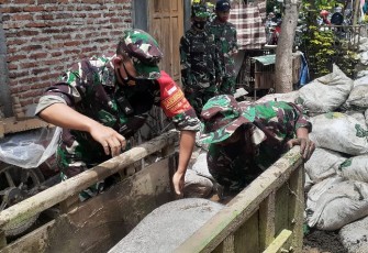 Dandim 0715/Kendal Letkol Inf Iman Widhiarto S.T. tinjau lokasi penanganan tanggul jebol di sungai Bodri Kecamatan Cepirng  Kabupaten Kendal. Selasa (09/02/21).