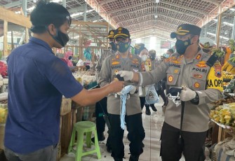Kapolres Kendal AKBP Rapael Raphael Sandhy Cahya Priambodo SIK bersama Kapolsek Kaliwungu.AKP Aryanindita Bagasatwika M SIK MH membagikan masker kepada pedagang di pasar