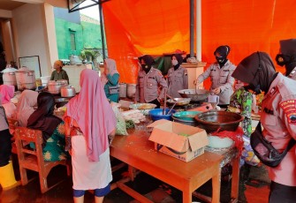 Polwan Polres Pekalongan Kota diterjunkan guna memberikan Baksos atau penanganan Pemeriksaan kesehatan serta bagi masker yang menjadi korban bencana alam banjir