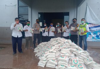 Kapolsek Brangsong AKP Amin Supangat SH MM berikan bantuan kepada korban banjir di Dukuh Krayapan Desa Purwokerto Kecamatan Brangsong