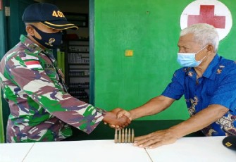 Satuan Tugas Pengamanan Perbatasan Republik Indonesia – Malaysia (Satgas Pamtas RI-MLY) Batalyon Infanteri 407/Padmakusuma Pos Kout menerima 6 butir munisi Kaliber 7,62 dari warga Desa Senaning Kecamatan Ketungau Hulu Kabupaten Sintang Kalbar
