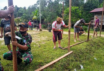 Satgas Pamtas RI-Malaysia Yonif 407/PK bersama masyarakat melaksanakan karya bakti Pembuatan pagar di Balai Desa Jasa, Dusun Wakampuh Desa Jasa Kecamatan Ketungau Hulu Kabupaten Sintang Kalbar