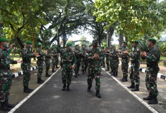 Komandan Korem 073/Makutarama Kolonel Inf Ari Yulianto, S.I.P yang didampingi para Kasi Korem melakukan kunjungan kerja ke Batalyon Infanteri 410/Alugoro, Kabupaten Blora, Jawa Tengah. Kamis (11/2/2021).