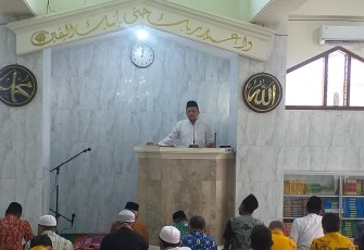 Babinsa kelurahan Kemlayan Koramil 03 Serengan Kodim 0735 Surakarta Serka A. Rumbawa melaksanakan Sholat Jumat bersama dengan warga di wilayah binaan, (12/02) 
