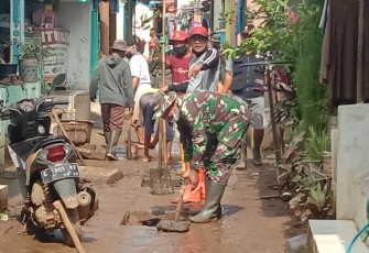 Koramil 10/Batang Kota bersama warga masyarakat berinisiatif melakukan kerja bakti membersihkan saluran pembuangan air sepanjang 250 meter di Klidang Lor, Kecamatan Batang, Kabupaten Batang,  Jumat (12/2/21)