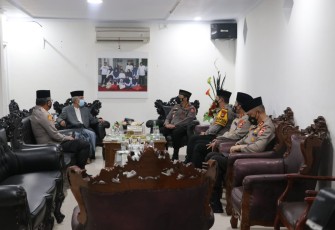 Kapolri Jenderal Polisi Listyo Sigit Prabowo  silaturrahmi dengan ketua Majelis Ulama Indonesia (MUI) Sulsel  Anre Gurutta (AGH) KH Sanusi Baco di kediamannya Jalan Kelapa Tiga, Makassar, Jumat (12/2/2021) malam.