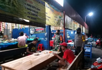 Tim Satgas penanganan covid-19 menggelar Operasi Masker dalam rangka peningkatan disiplin dan penegakan hukum ProtKes Covid-19 di wilayah Kecamatan Banyu Putih, Kabupaten Batang, Jumat (12/2/21) malam.