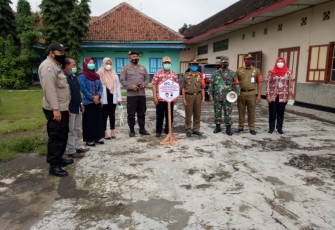 Anggota Koramil 08/Banyudono Kodim 0724/Boyolali Pelda Edi Satmoro   bersama Tim Satgas Covid 19 Kecamatan Banyudono melaksanakan sosialisasi dan edukasi kepada warga agar tetap menerapkan protokol kesehatan 5M