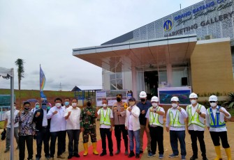 Dandim Batang Letkol Arh Yan Eka Putra bersama Bupati dan Kapolres Batang mendampingi Kepala Badan Koordinasi Penanaman Modal (BKPM), Bahlil Lahadia dalam kunjungan untuk memastikan bahwa para investor berkomitmen kuat untuk menanamkan modalnya di Kawasan Industri Terpadu Kabupaten Batang, Minggu (14/2/2021).