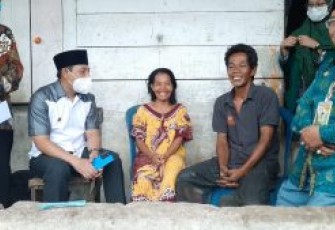 Wakil Walikota Bengkulu Dedy Wahyudi Saat Memberikan Bantuan Kepada Warga