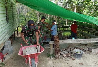 Satuan tugas (Satgas) pengamanan perbatasan (Pamtas) RI-Malaysia (MLY) Yonif 407/Padmakusuma bersama warga merenovasi Gereja Riam sejawak, di Desa Riam Sejawak, Kecamatan Ketungau Hulu, Kabupaten Sintang, Kalbar.