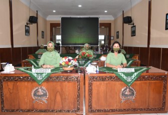 Ketua Persit Kartika Chandra Kirana (KCK) Koorcabrem 073/Makutarama PD IV Diponegoro Ny Dyah Ari Yulianto yang didampingi wakil ketua serta pengurus Koorcabrem 073/Makutarama mengikuti Virtual Talk Show 