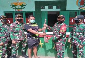 Satuan Tugas Pengamanan Perbatasan (Satgas Pamtas) RI-MLY Yonif 407/PK menerima satu pucuk senjata laras panjang jenis Lantak milik seorang warga Desa Sungai Antu Kecamatan Puring Kencana Kabupaten Kapuas Hulu Kalimantan Barat