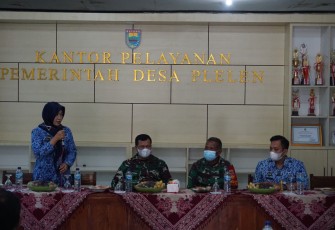 Dandim Batang Letkol Arh. Yan Eka Putra di dampingi oleh Danramil 03/Gringsing Kapten Inf Gunawan melaksanakan kunjungan serta pengecekan Posko Pemberlakuan Pembatasan Kegiatan Masyarakat (PPKM) Berskala Mikro di Desa Plelen dan Desa Kutosari Kecamatan Gringsing, Kabupaten Batang, Rabu (17/2/21)