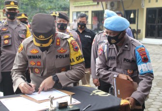 Kapolres Pekalongan Kota Polda Jateng AKBP M Irwan Susanto SIK SH MH menandatangani Pakta Pembangunan Zona Integritas yang ditandatangani Forkompimda tokoh agama tokoh masyarakat dan LSM sebagai saksi