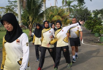 Prajurit dan PNS Korem 071/Wijayakusuma secara rutin melaksanakan olahraga. Kegiatan dilakukan di lingkungan ksatrian Makorem 071/Wijayakusuma, Sokaraja, Banyumas. Selasa (16/2/2021).