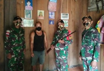 Seorang warga Dusun Wakampuh, Desa Jasa, Kecamatan Ketungau Hulu, Kabupaten Sintang menyerahkan satu pucuk senjata laras panjang jenis Bowman kepada anggota Pos Kampung Jasa Satgas Pamtas RI-Malaysia Yonif 407/PK. Kamis, (18/02/2021)