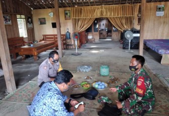 Babinsa Tanggan Bersama Bhabinkatimas Komsos Dengan Perangkat Desa