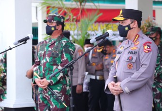 Panglima TNI Marsekal Hadi Tjahjanto dan Kapolri Jenderal Polisi Listyo Sigit Prabowo melakukan kunjungan kerja ke Daerah Istimewa Yogyakarta (DIY), Jumat, 19 Februari 2021. 