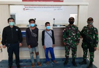 Satgas Pamtas RI-Malaysia Yonif 407/PK berhasil mengamankan 2 orang Pekerja Migran Indonesia (PMI) Non Prosedural yang akan kembali ke Indonesia dari Malaysia melalui jalur tidak resmi.