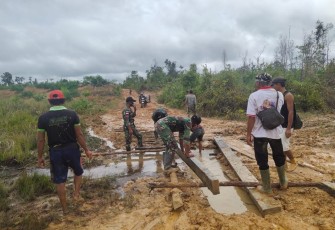 Satgas Pamtas RI-MLY Yonif 407/PK Pos Muakan bersama Masyarakat bahu-membahu melaksanakan karya bhakti memperbaiki akses jalan di Dusun Aboy, Desa Aboy, Kecamatan ketungau hilir, Kabupaten Sintang, Kalbar. Jumat (19/02/21)