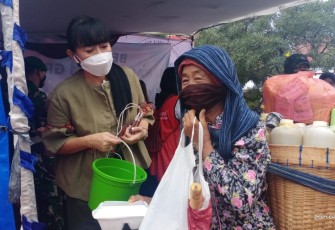 Satlantas Polrestabes Semarang dan PSMTI Paguyuban Sosial Marga Tionghoa Indonesia, membagikan makan malam gratis bersama 8 Komunitas Kota Semarang, Jumat (19/02/2021).