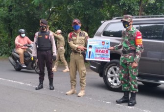 Danramil 04/Jebres Kodim 0735/Surakarta Kapten Inf Paidi didampingi Babinsa Sudiroprajan Serda Hidayat Kurniawan bersama Polisi dan Satpol PP melaksanakan operasi yustisi serta himbauan protokol kesehatan untuk memutus penyebaran Covid - 19 yang bertempat didepan gedung Prof dr Soeharso Jl. Tentara Pelajar dilanjutkan hunting di Pasar Gede dan Pasar Ledoksari Kecamatan Jebres Kota Surakarta.