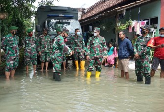 Dandim 0736/Batang Letkol Arh Yan Eka Putra langsung mendatangi lokasi banjir serta menyerahkan bantuan berupa sembako kepada warga yang terdampak banjir, Minggu (21/2/21)