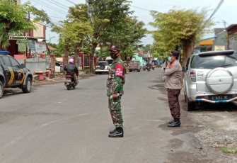 Danramil Kapten Inf Bardi bersama Polsek Batang terus melakukan operasi penegakan protokol kesehatan secara rutin baik pagi, siang atau malam hari, demi suksesnya mendukung program PPKM Skala Mikro, kali ini petugas TNI - Polri melakukan operasi di Jalan Perintis Kemerdekaan, Kelurahan Watesalit, Kecamatan Batang, Senin (22/2/21) pagi. 