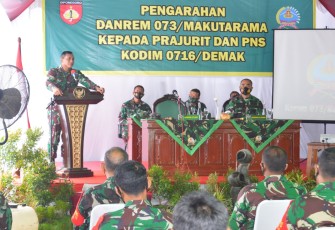 Komandan Korem 073/Makutarama Kolonel Inf Ari Yulianto, S.I.P., didampingi Komandan Kodim 0716/Demak Letkol Arh Mohamad Ufiz, S.I.P., M.I.Pol., memberikan pengarahan kepada prajurit dan PNS Kodim 0716/Demak di lapangan Makodim, Jl Kyai Singkil No 1 Demak. Jumat (19/02/2021). 