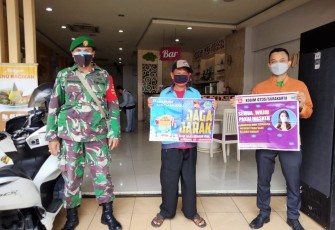 Babinsa Kelurahan Kratonan Koramil 03/Serengan Kodim 0735/Surakarta Sersan mayor Yudi Widianto melaksanakan pengecekan tentang penerapan Pemberlakuan Pembatasan Kegiatan Masyarakat (PPKM) yang bertempat rumah makan Violet di Jalan Gatot Subroto no.285 Kratonan kelurahaan kratonan kecamatan Serengan.