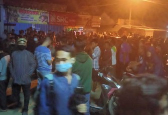 Ratusan Massa Cegat Mobil Fuso Milik PJA