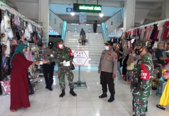 Pemberlakuan Pembatasan Kegiatan Masyarakat (PPKM) Skala Mikro TNI - Polri terus berupaya menggelar operasi yustisi sekaligus program pembagian masker secara gratis di sejumlah pasar tradisional. Petugas dari Koramil Jajaran Kodim 0736/Batang menyisir beberapa ruang publik, salah satunya Pasar Batang, Jawa Tengah, Selasa (23/2/21) Pagi.