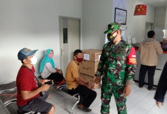 Personel Koramil 13/ Nogosari Kodim 0724/Boyolali, melakukan penertiban penggunaan masker maupun penerapan protokol kesehatan bagi pengunjung salah satu Bank pemertah yakni BRI Unit Ketitang Kecamatan Nogosari Kabupaten Boyolali. Rabu (24/02).