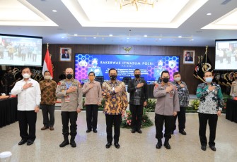 Kapolri Jenderal Listyo Sigit Prabowo resmi melaunching Aplikasi Pengaduan Masyarakat (Dumas) Presisi (Prediktif, Responsibilitas, Transparansi Berkeadilan). Hal itu dilakukan untuk mewujudkan bentuk transparansi dan Handling Complain bagi masyarakat luas.