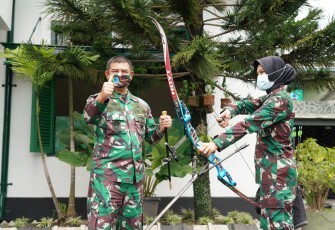 Serda (K) Risna Oktavia Hardanik sedang berlatih panahan di Korem 072
