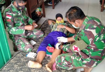 Tim Kesehatan Pos Sei Beruang Satgas Pamtas RI-MLY Yonif 407/PK memberikan pertolongan kepada warga Dusun Sei Beruang, Desa Sei Tekam, Kecamatan Sekayam, Kabupaten Sanggau, Kalimantan Barat yang tertimpa musibah saat bekerja.