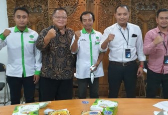 Ahmad Nasirin selaku Ketua DPC Pemuda Tani HKTI (Himpunan Kerukunan Tani Indonesia) Kendal, Jawa Tengah menghadiri undangan sarasehan bersama Disporapar Jateng dan para wirausaha.