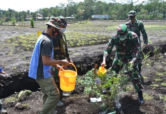 Komandan Korem 073/Makutarama Kolonel Inf Ari Yulianto, S.I.P, bersama Kasdam IV/Diponegoro Brigjen TNI Widi Prasetijono melaksanakan penanaman pohon dilapangan Panorama Golf Merbabu, yang berlokasi di jalan Jendral Sumitro (belakang rusunawa kembangsari) Kecamatan Tengaran Kabupaten, Semarang Jawa Tengah. Jum’at (26/2/2021).