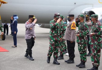 Panglima TNI Mareskal Hadi Tjahjanto dan Kapolri Jenderal Listyo Sigit Prabowo melakukan pertemuan dengan Satuan Tugas (Satgas) Nemangkawi dalam rangkaian kunjungan kerja (knker) ke Papua.
